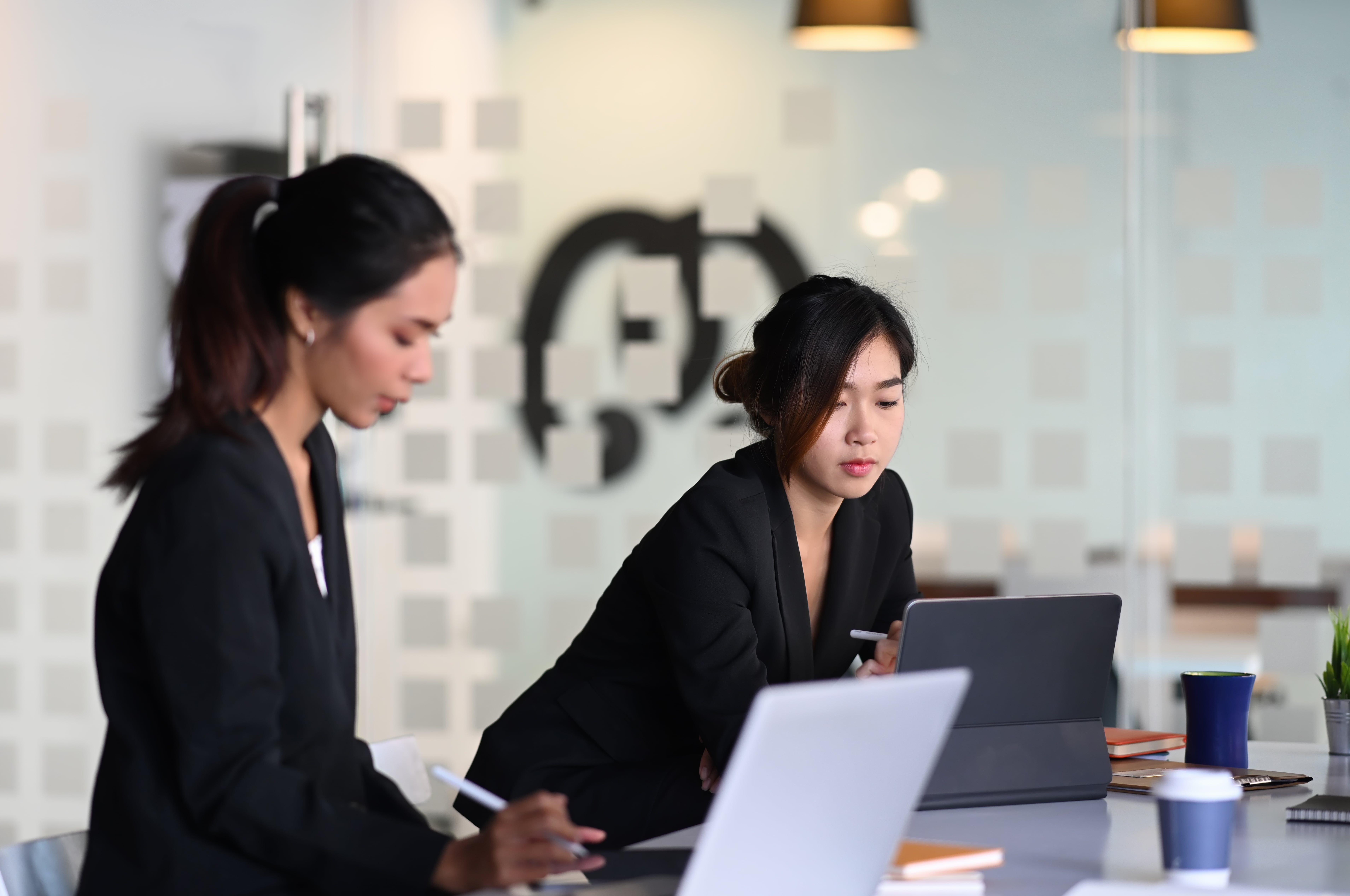 businesswoman-in-suit-experts-discussing-informati-2022-02-02-23-47-08-utc-min